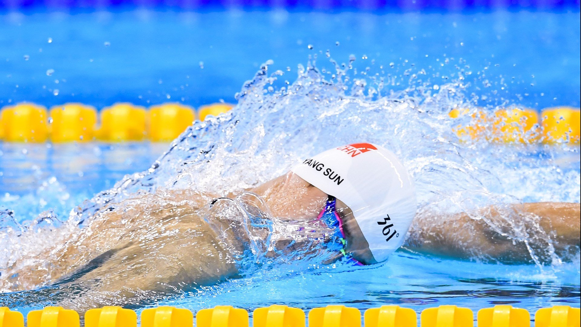 大洋彼岸冲浪盛典，感受海浪激荡的青春热血，大洋彼岸是谁